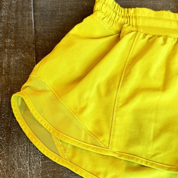 Lululemon Hotty Hot Shorts Size 6 Low Rise 2.5” Lined Soleil Yellow EUC Run - Picture 3 of 10